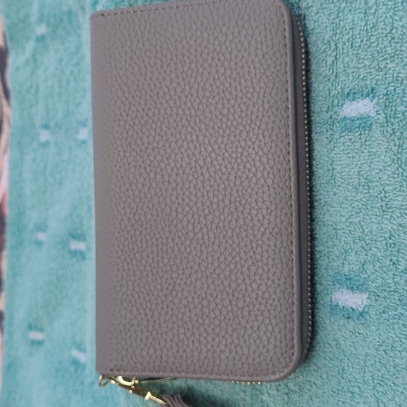 Adrienne Vittadini studio wristlet wallet EUC - Picture 2 of 7